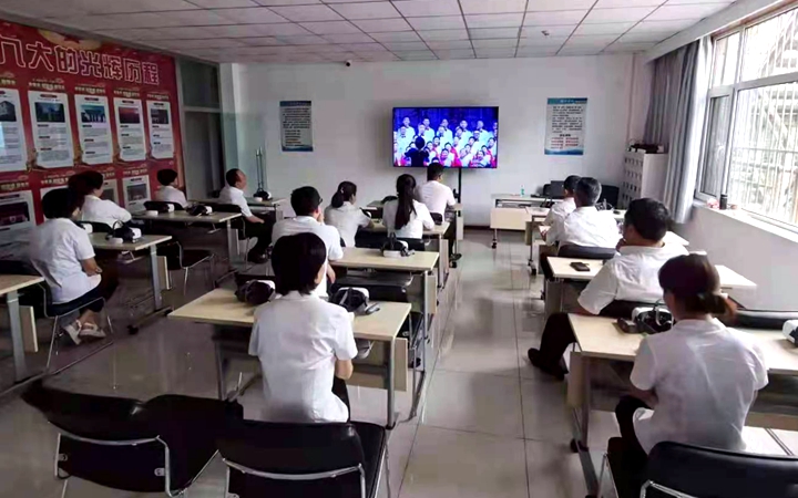 屯兰矿收看国资委歌咏比赛 (1).jpg